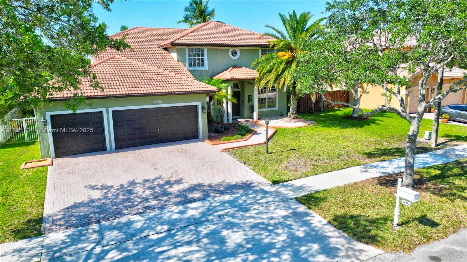 Small Image of 16372 SEGOVIA CIR N, Pembroke Pines Number 24