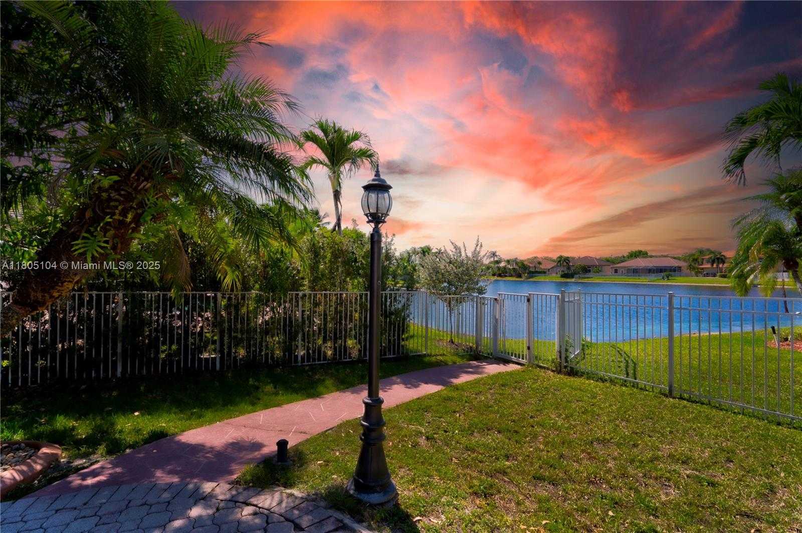 Small Image of 16372 SEGOVIA CIR N, Pembroke Pines Number 76