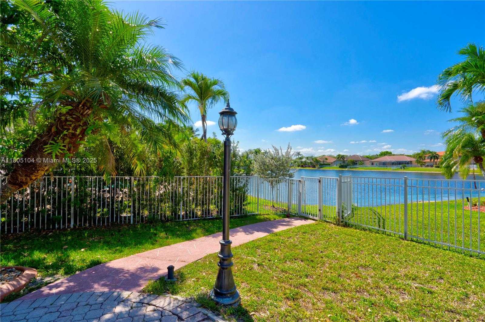Small Image of 16372 SEGOVIA CIR N, Pembroke Pines Number 80