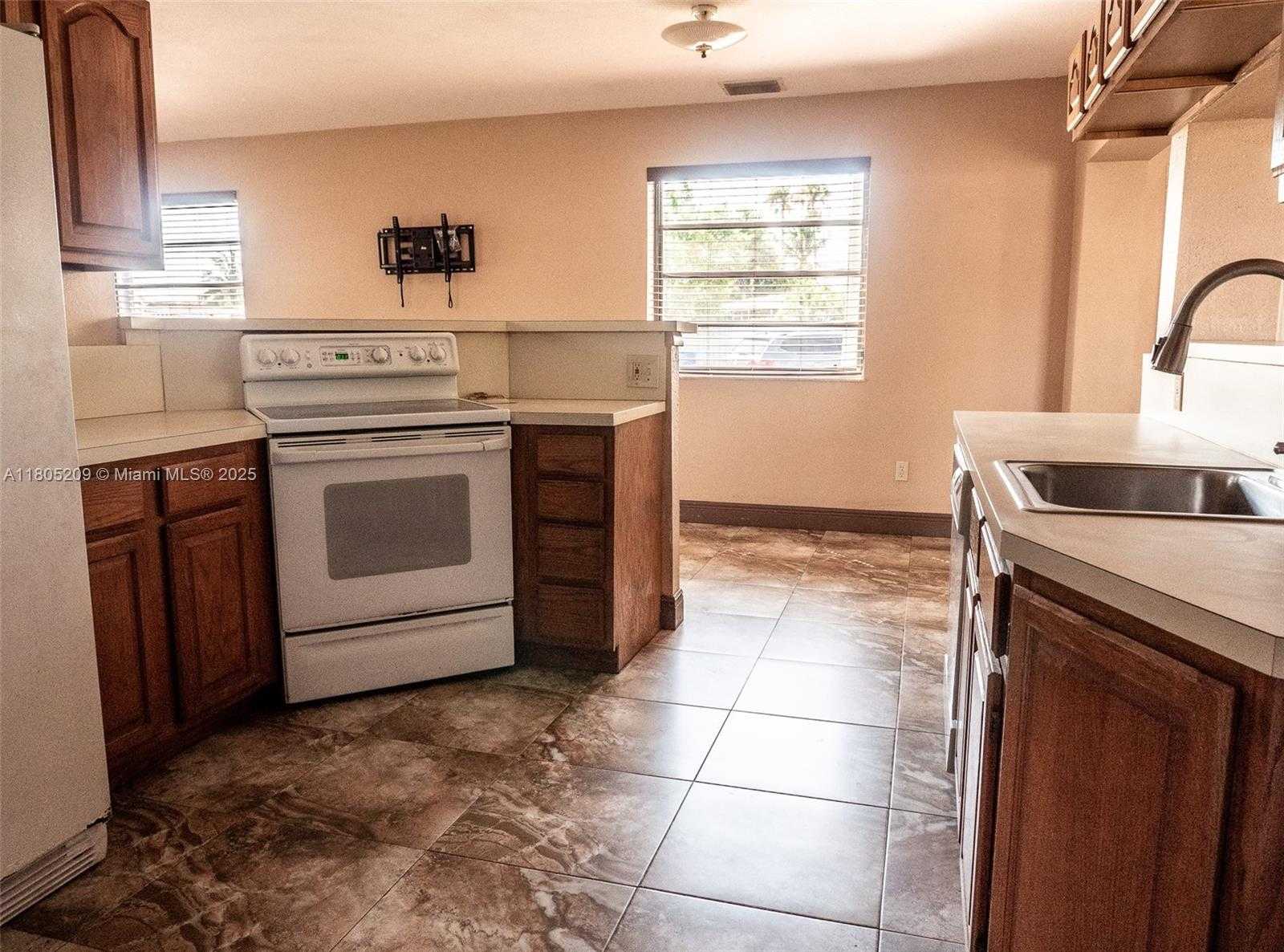Small Image of 11800 SOUTH WEST 179TH TER, Miami Number 15