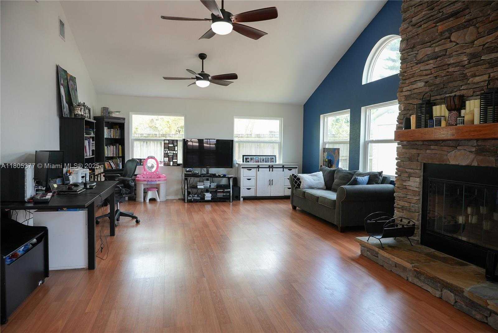 Small Image of 19663 HAMPTON DR, Boca Raton Number 2