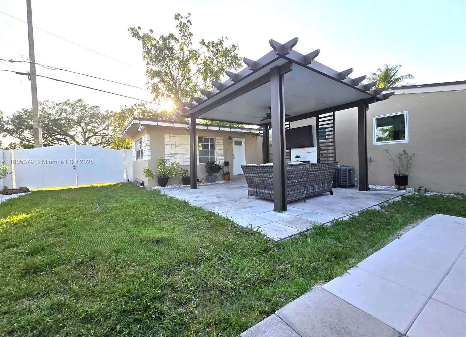 Small Image of 6626 SOUTH WEST 1ST CT, Pembroke Pines Number 24