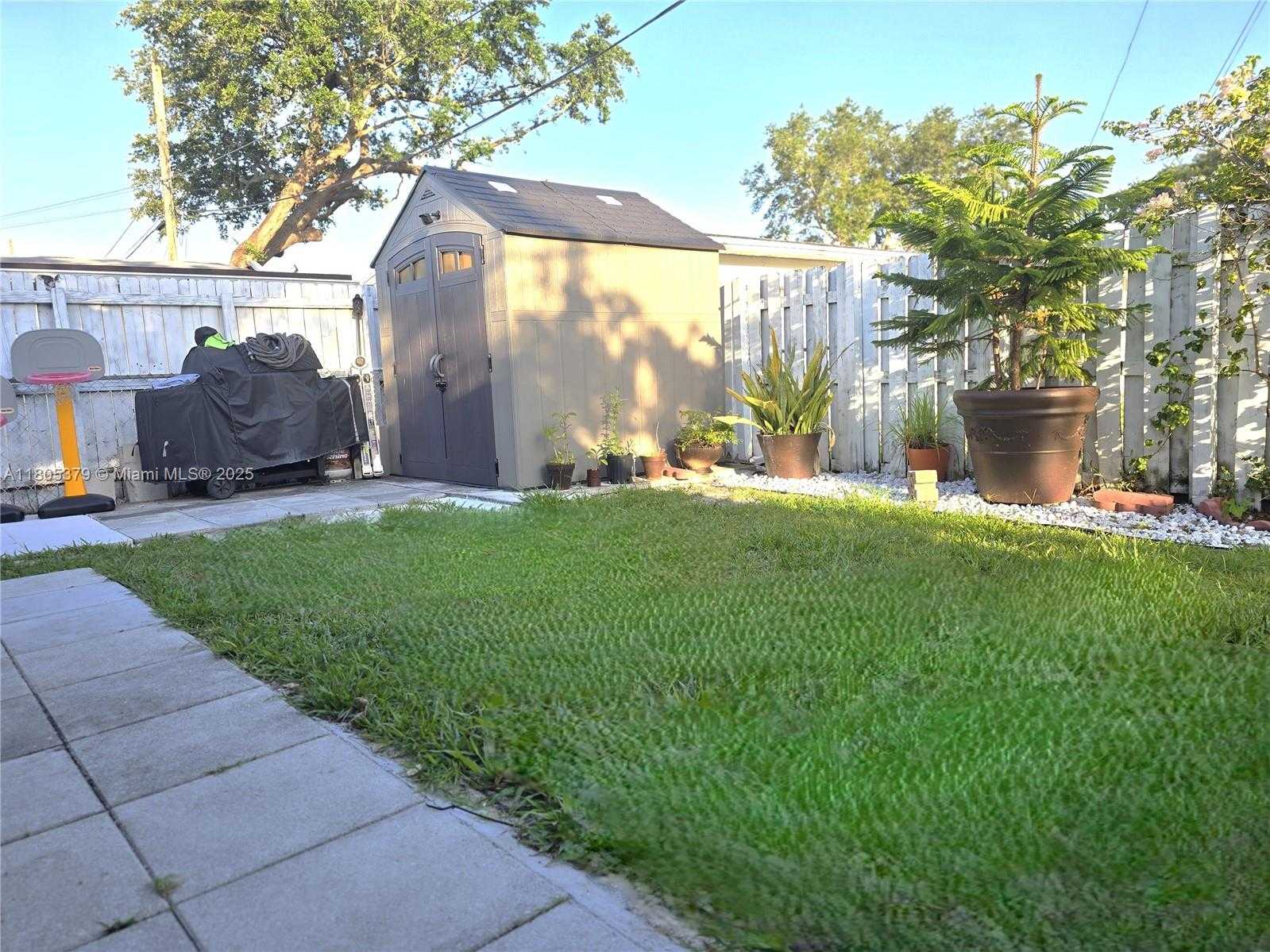 Small Image of 6626 SOUTH WEST 1ST CT, Pembroke Pines Number 26
