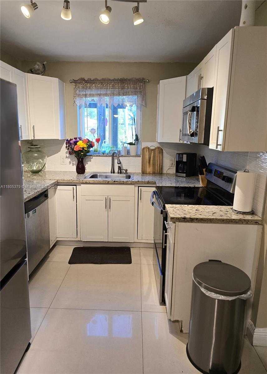 Small Image of 6626 SOUTH WEST 1ST CT, Pembroke Pines Number 6