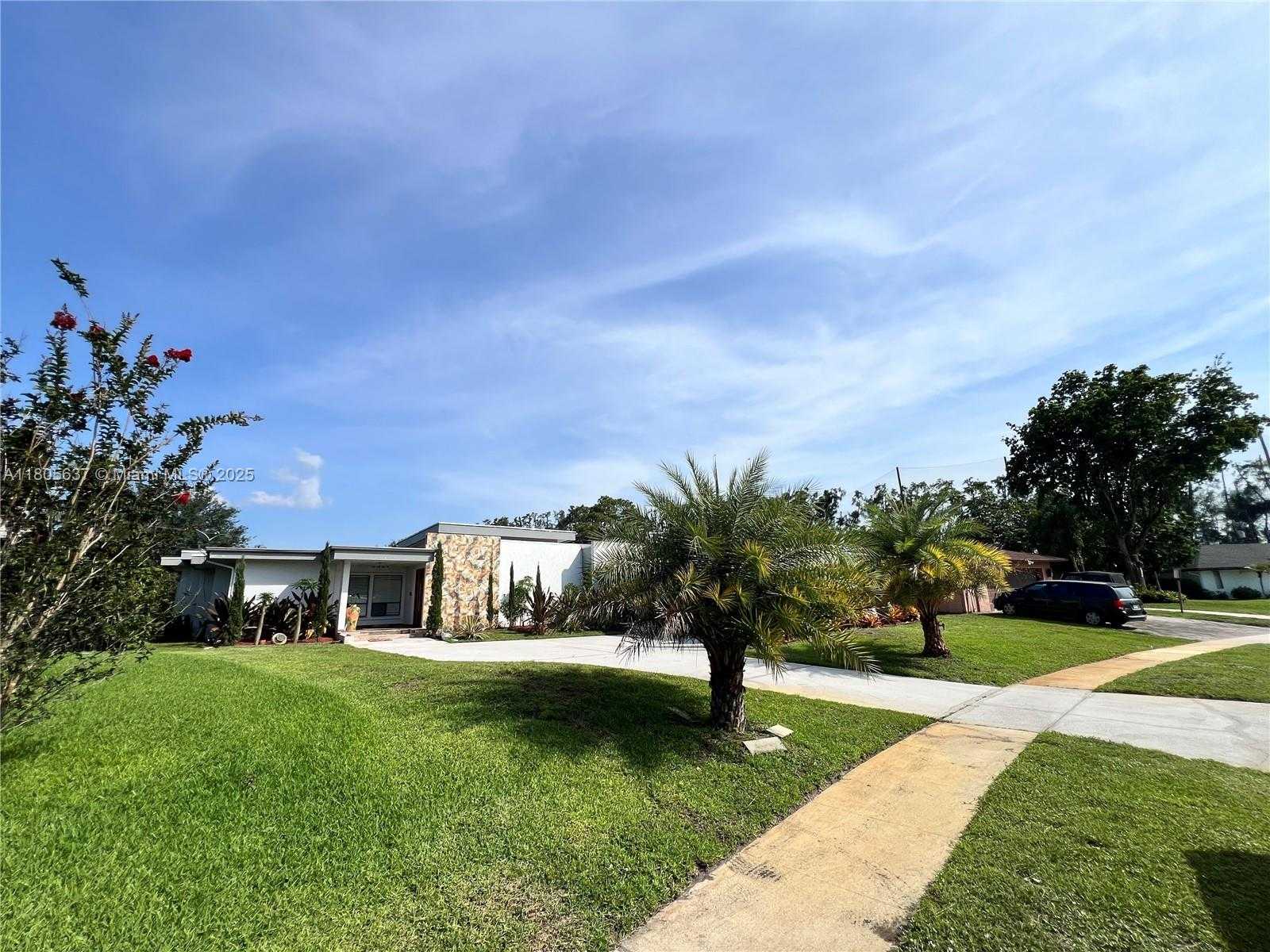 Small Image of 3210 EAST MEDINAH CIR E, Lake Worth Number 2