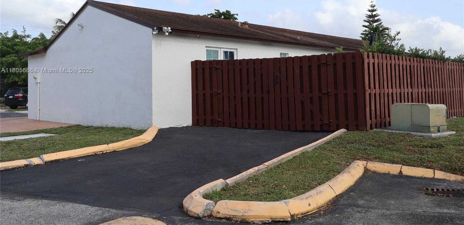 Small Image of 6755 NORTH WEST 199TH ST, Hialeah Number 29