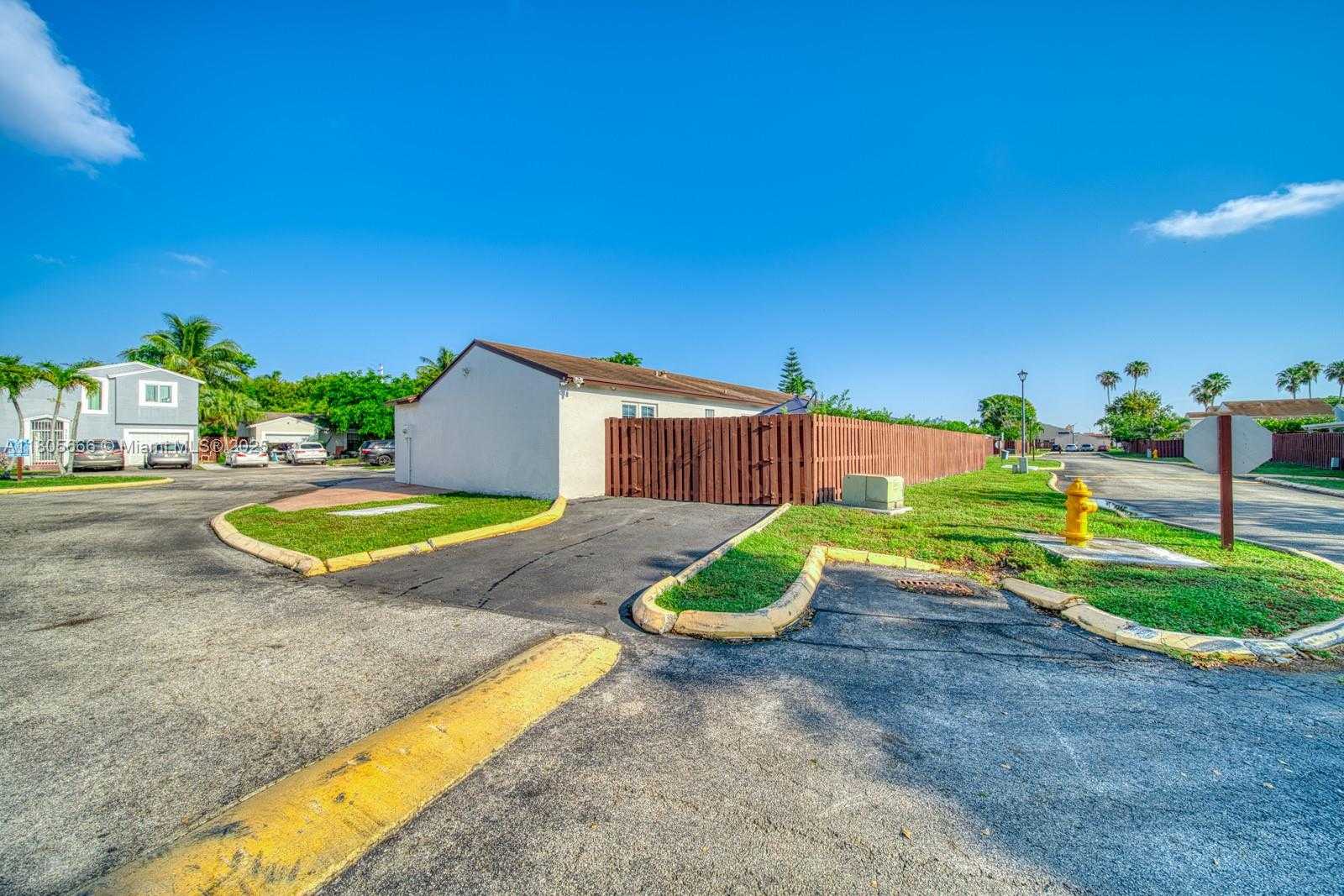 Small Image of 6755 NORTH WEST 199TH ST, Hialeah Number 36