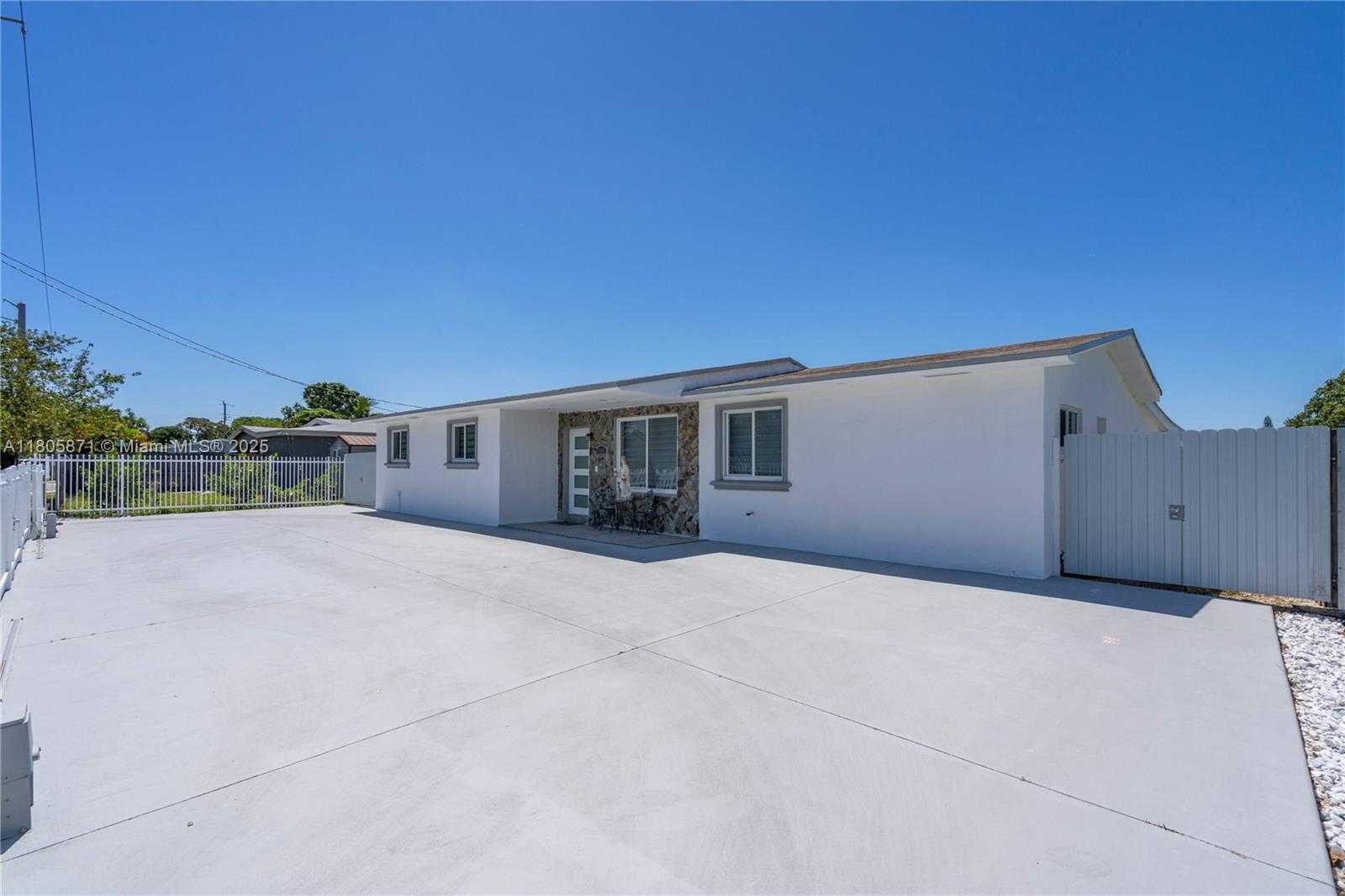 Small Image of 2900 NORTH WEST 179TH ST, Miami Gardens Number 3