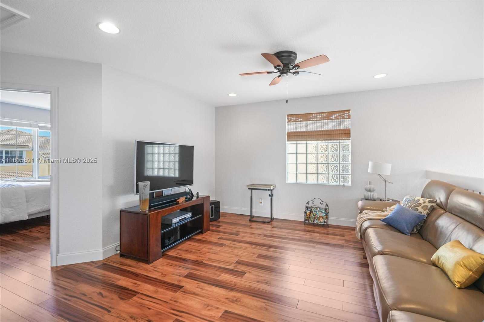 Small Image of 1282 GRANT CT, Hollywood Number 16