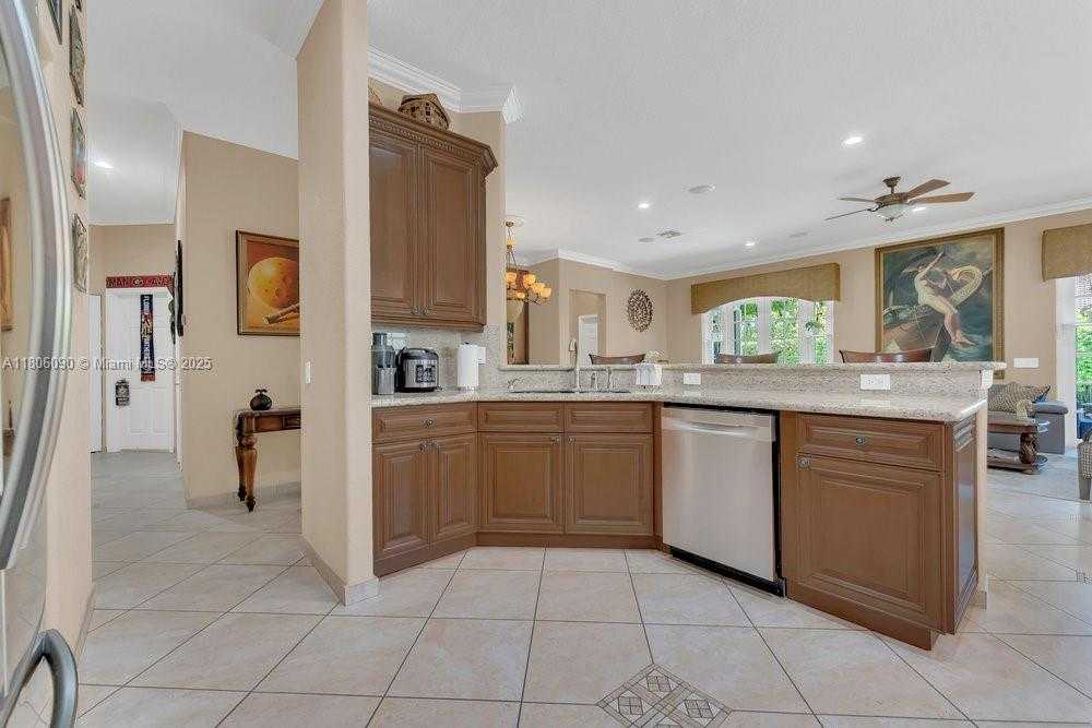 Small Image of 800 LAVENDER CIR, Weston Number 7