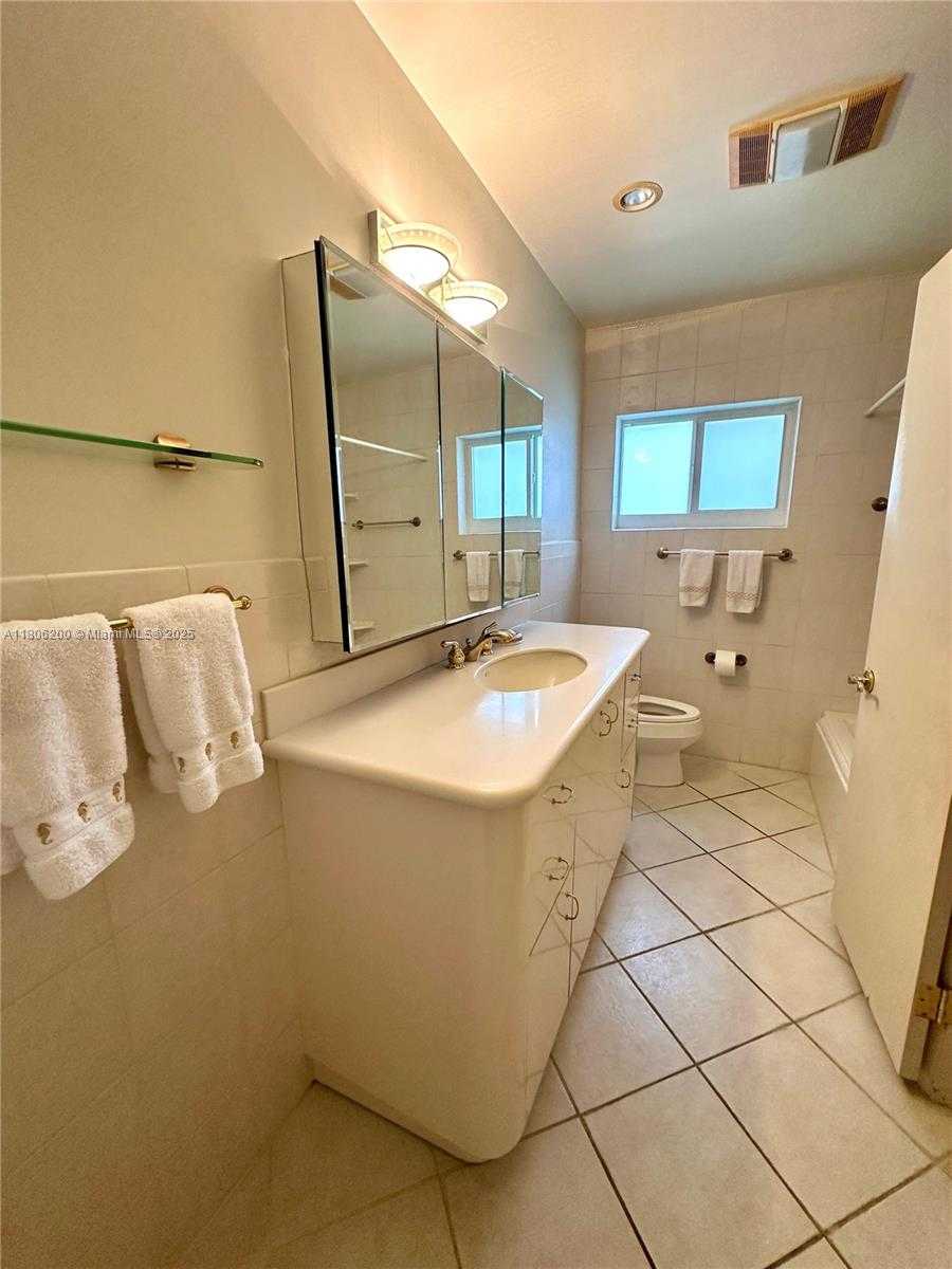 Small Image of 2040 NORTH HIBISCUS DR, North Miami Number 14