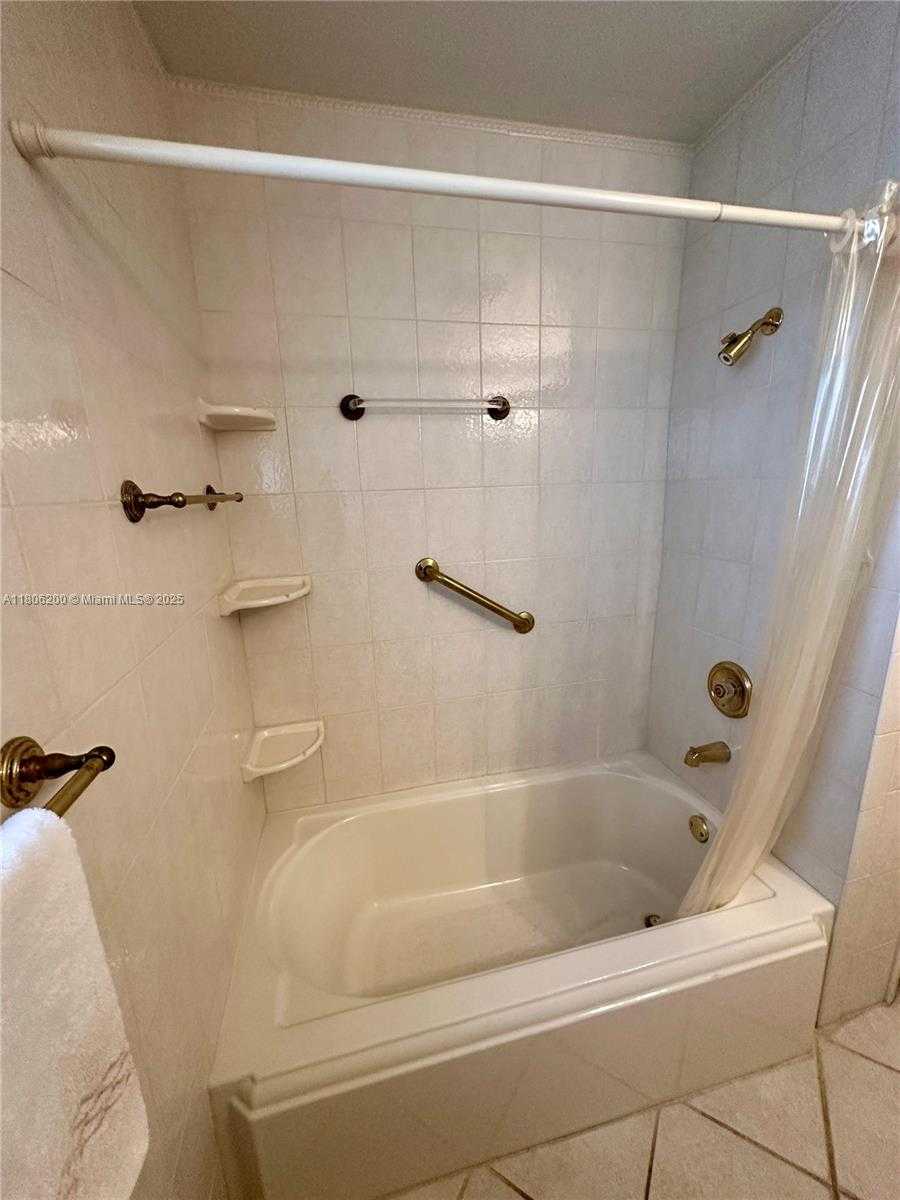 Small Image of 2040 NORTH HIBISCUS DR, North Miami Number 15