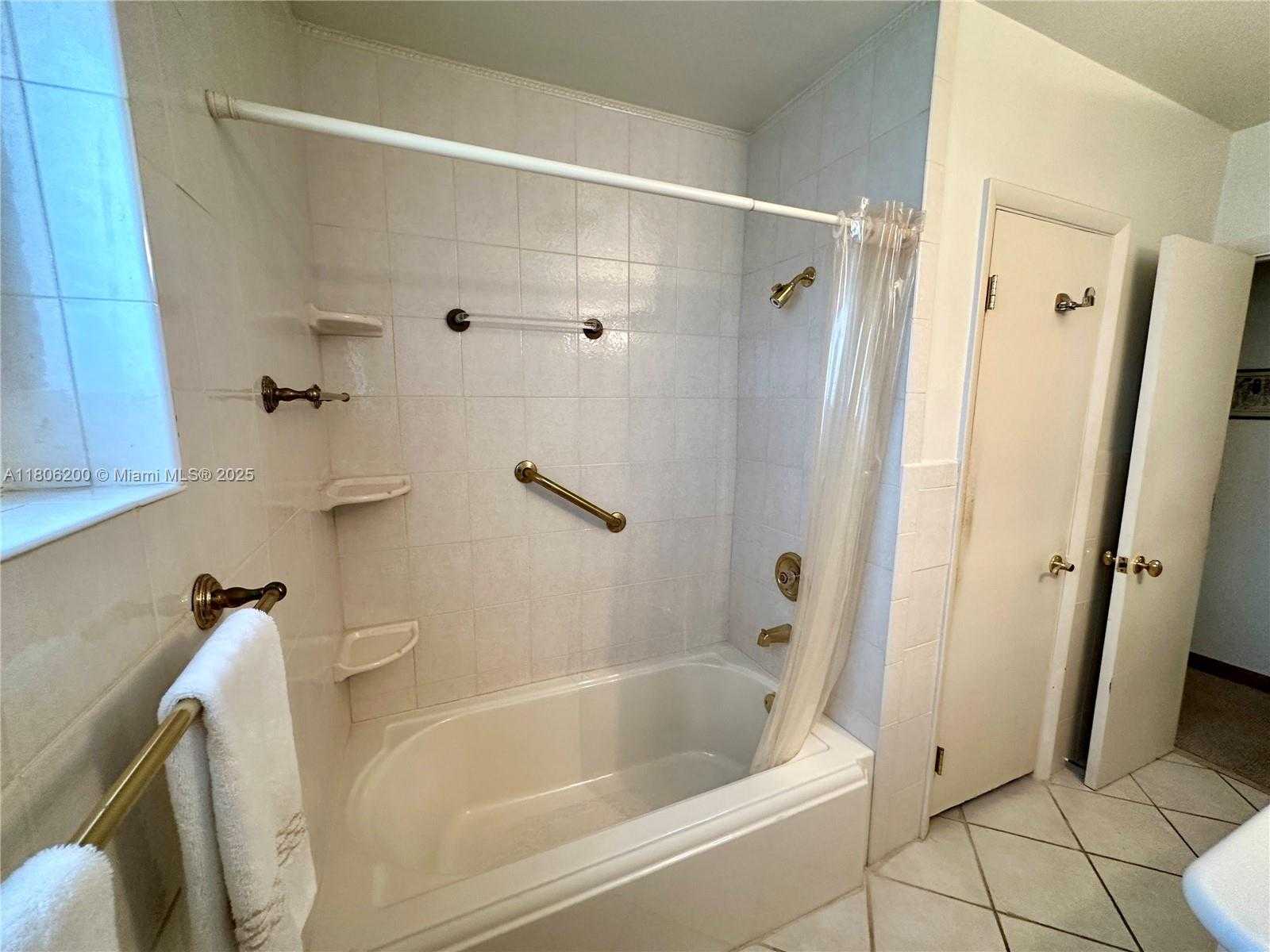 Small Image of 2040 NORTH HIBISCUS DR, North Miami Number 16