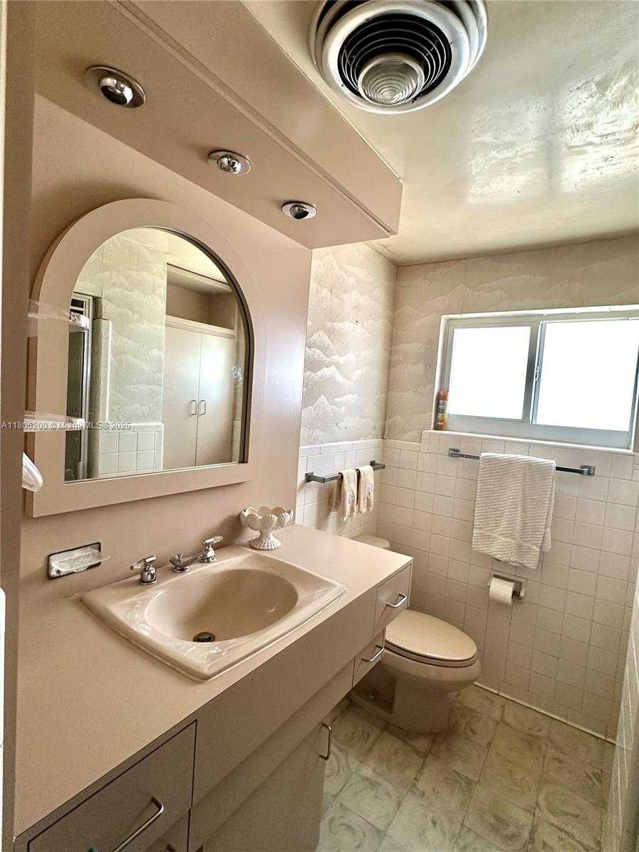 Small Image of 2040 NORTH HIBISCUS DR, North Miami Number 22