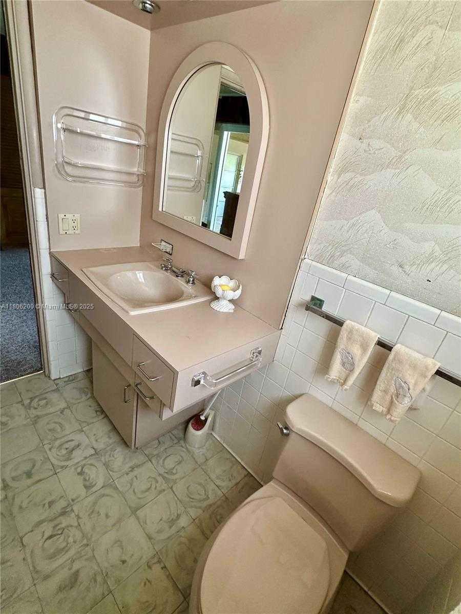 Small Image of 2040 NORTH HIBISCUS DR, North Miami Number 23