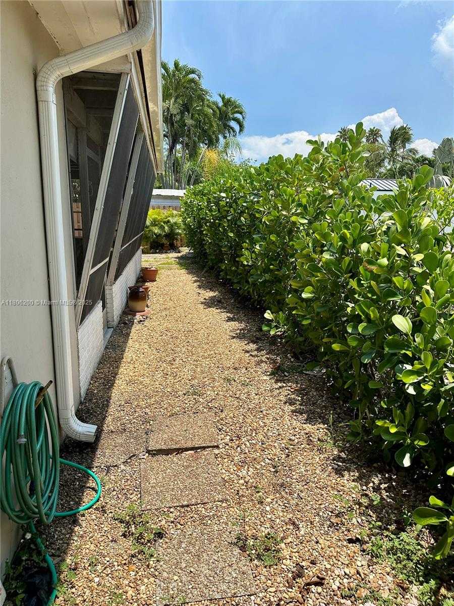 Small Image of 2040 NORTH HIBISCUS DR, North Miami Number 27