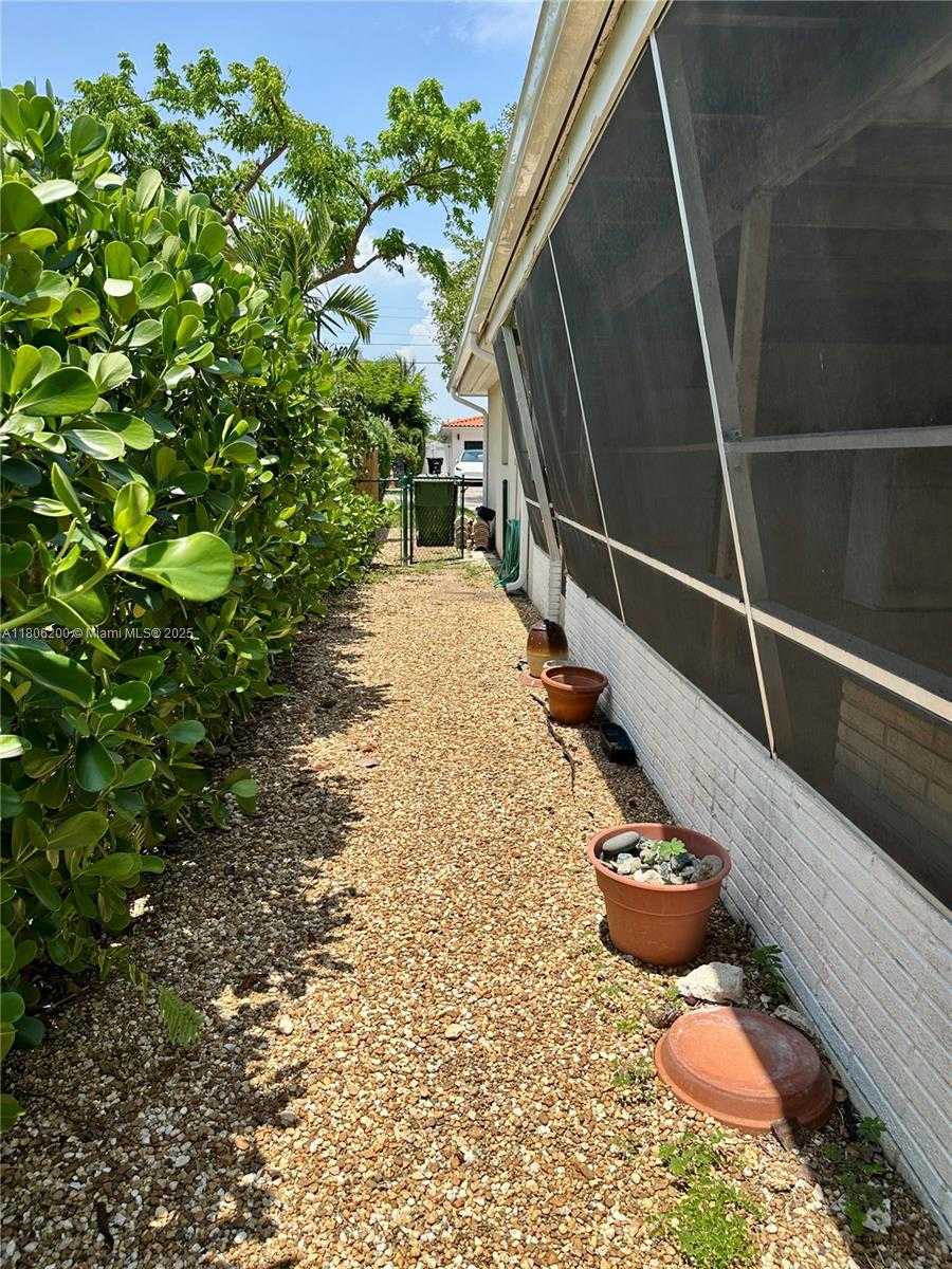 Small Image of 2040 NORTH HIBISCUS DR, North Miami Number 28
