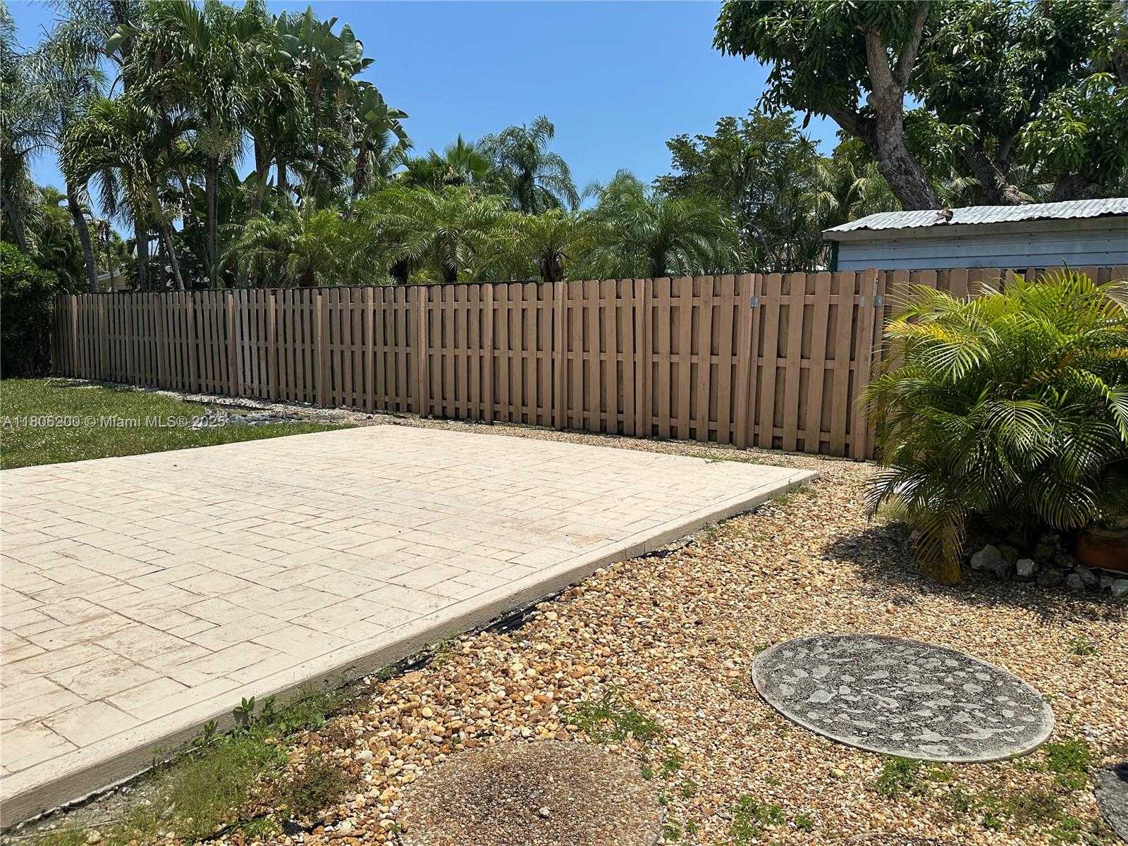 Small Image of 2040 NORTH HIBISCUS DR, North Miami Number 29