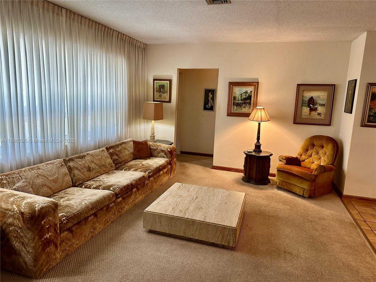 Small Image of 2040 NORTH HIBISCUS DR, North Miami Number 4