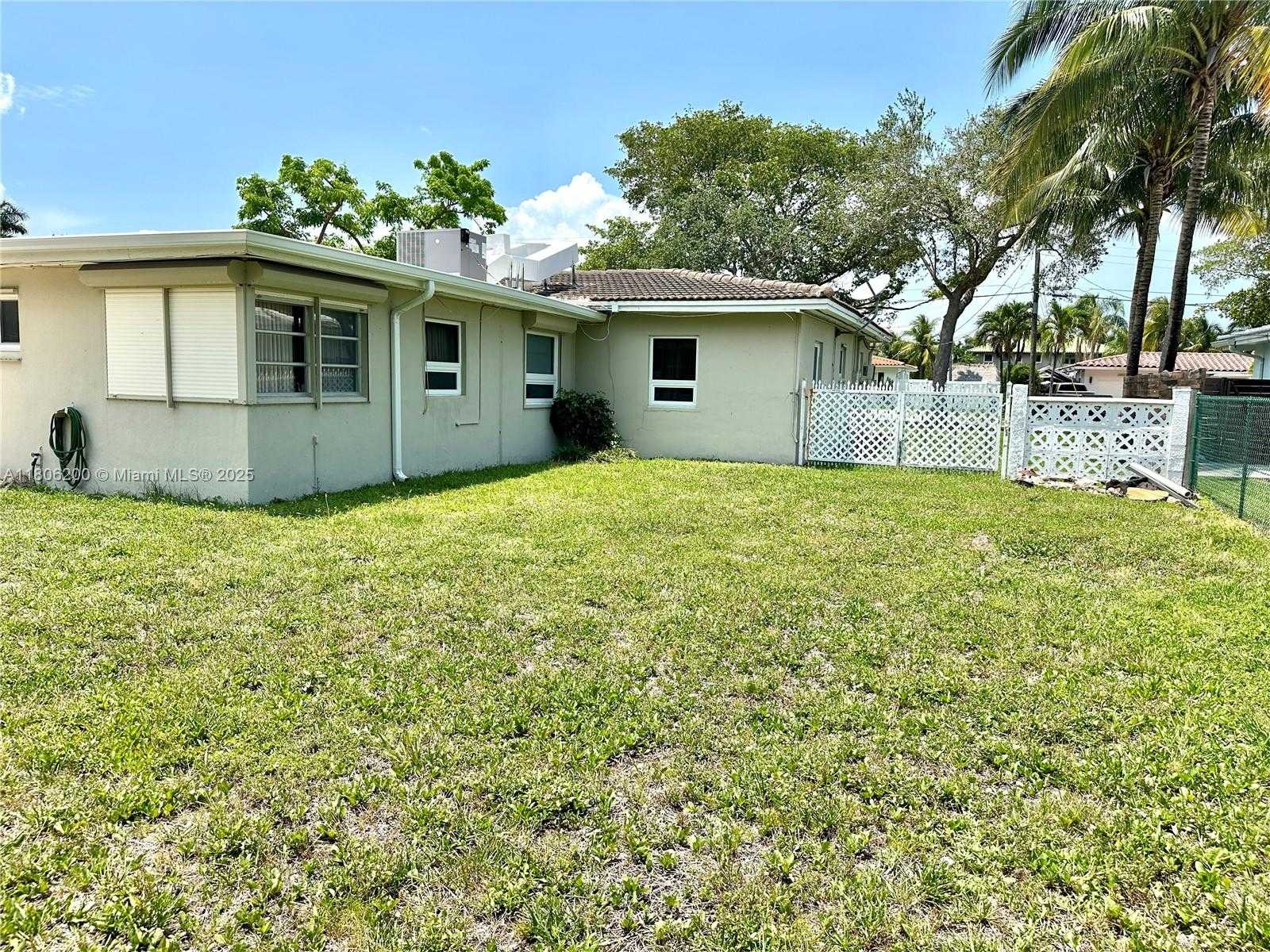 Small Image of 2040 NORTH HIBISCUS DR, North Miami Number 47