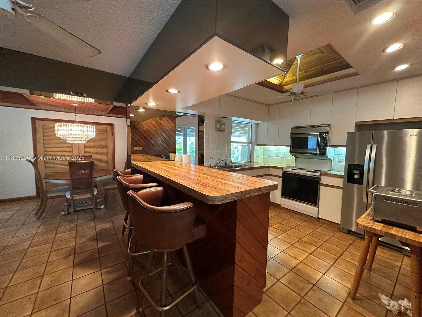 Small Image of 2040 NORTH HIBISCUS DR, North Miami Number 7