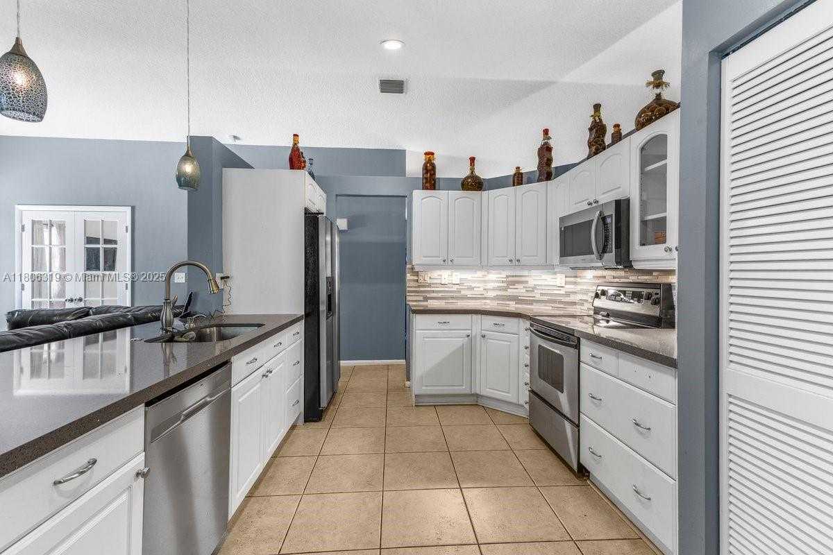 Small Image of 14641 POPLAR HILL CT, Davie Number 10