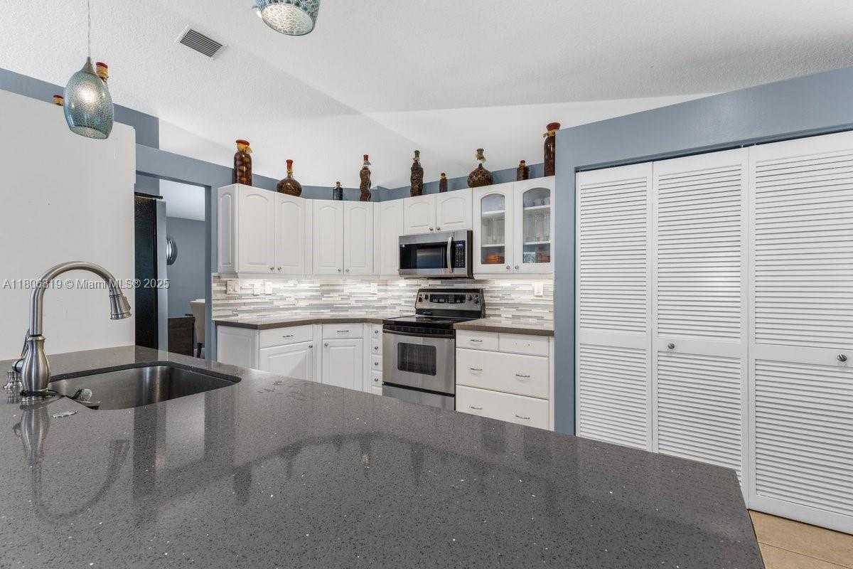 Small Image of 14641 POPLAR HILL CT, Davie Number 12