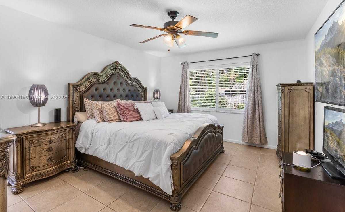 Small Image of 14641 POPLAR HILL CT, Davie Number 19