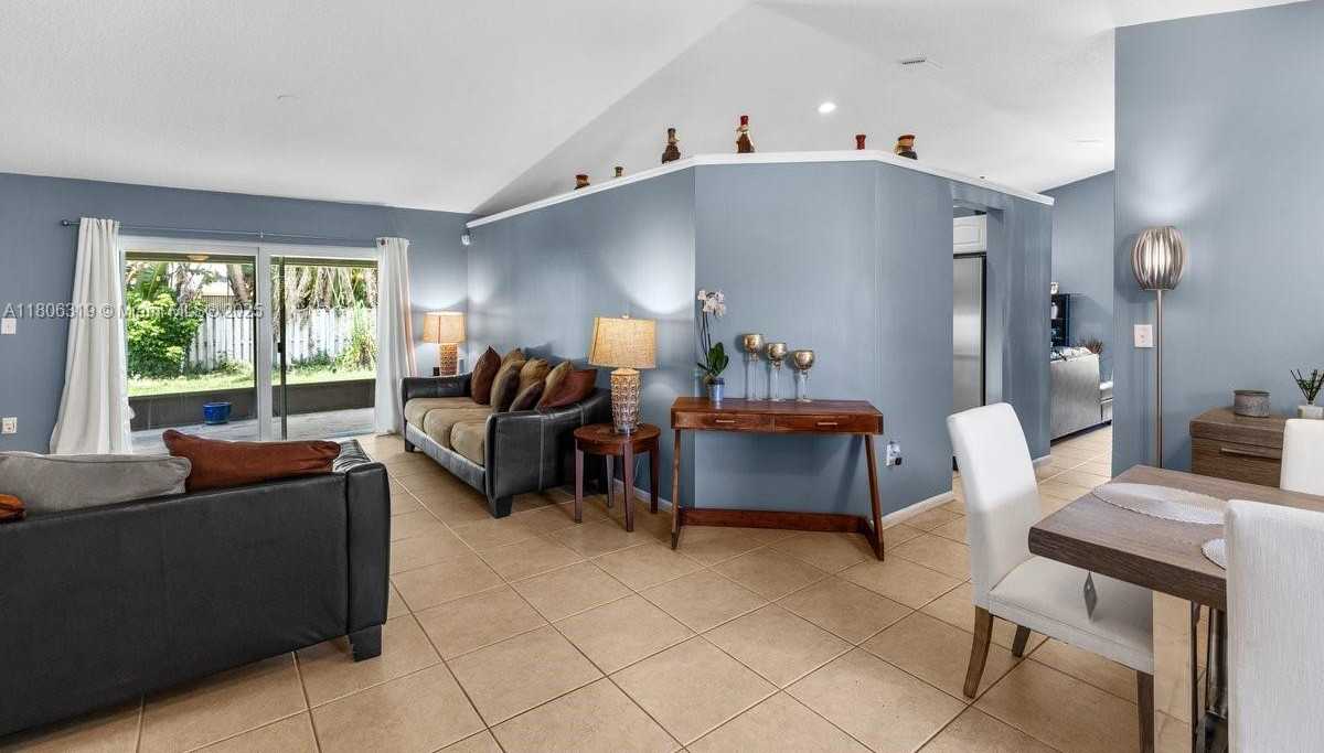 Small Image of 14641 POPLAR HILL CT, Davie Number 2