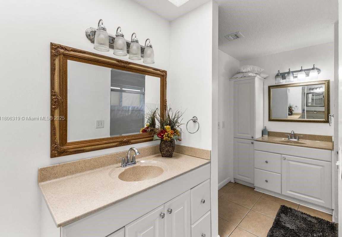 Small Image of 14641 POPLAR HILL CT, Davie Number 21