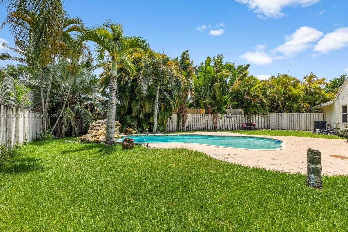 Small Image of 14641 POPLAR HILL CT, Davie Number 22