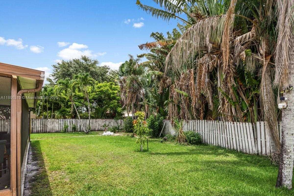Small Image of 14641 POPLAR HILL CT, Davie Number 23