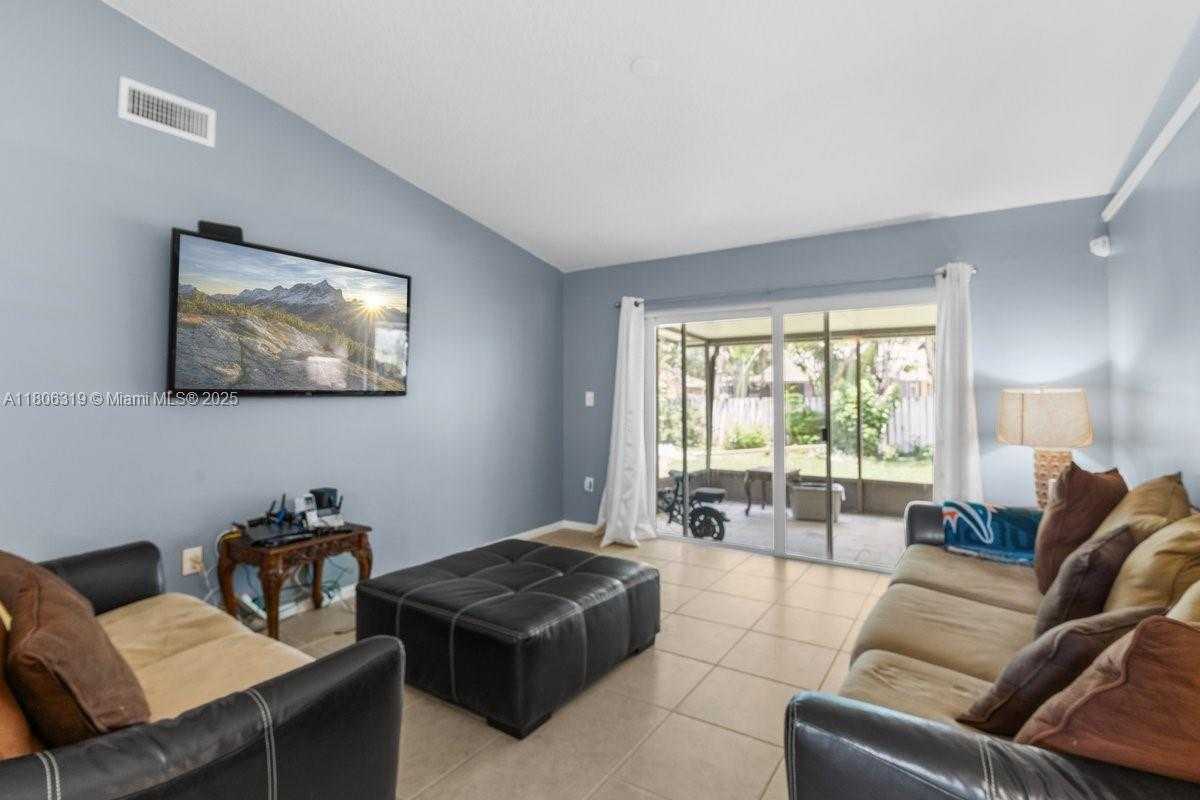 Small Image of 14641 POPLAR HILL CT, Davie Number 3