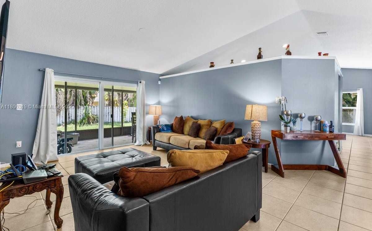 Small Image of 14641 POPLAR HILL CT, Davie Number 4