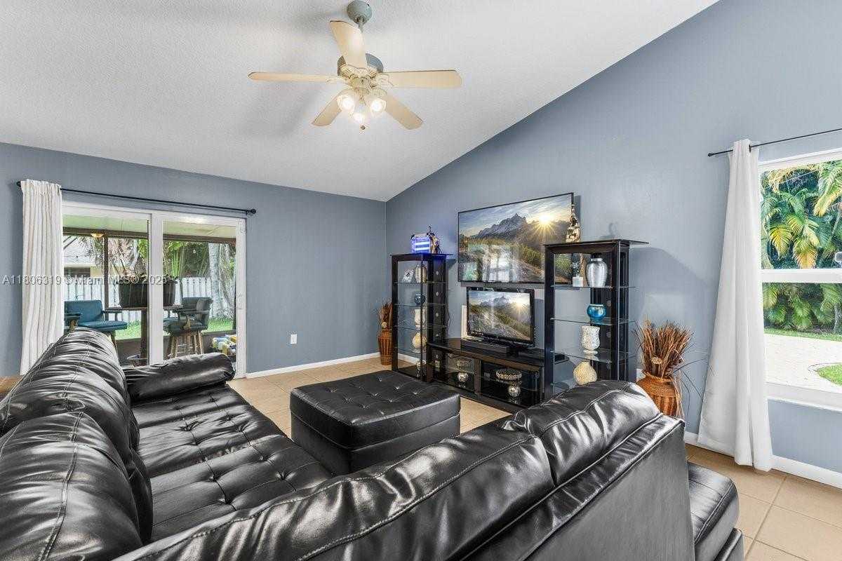 Small Image of 14641 POPLAR HILL CT, Davie Number 7