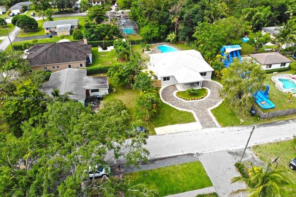 Small Image of 6634 SOUTH WEST 76TH TER, South Miami Number 4