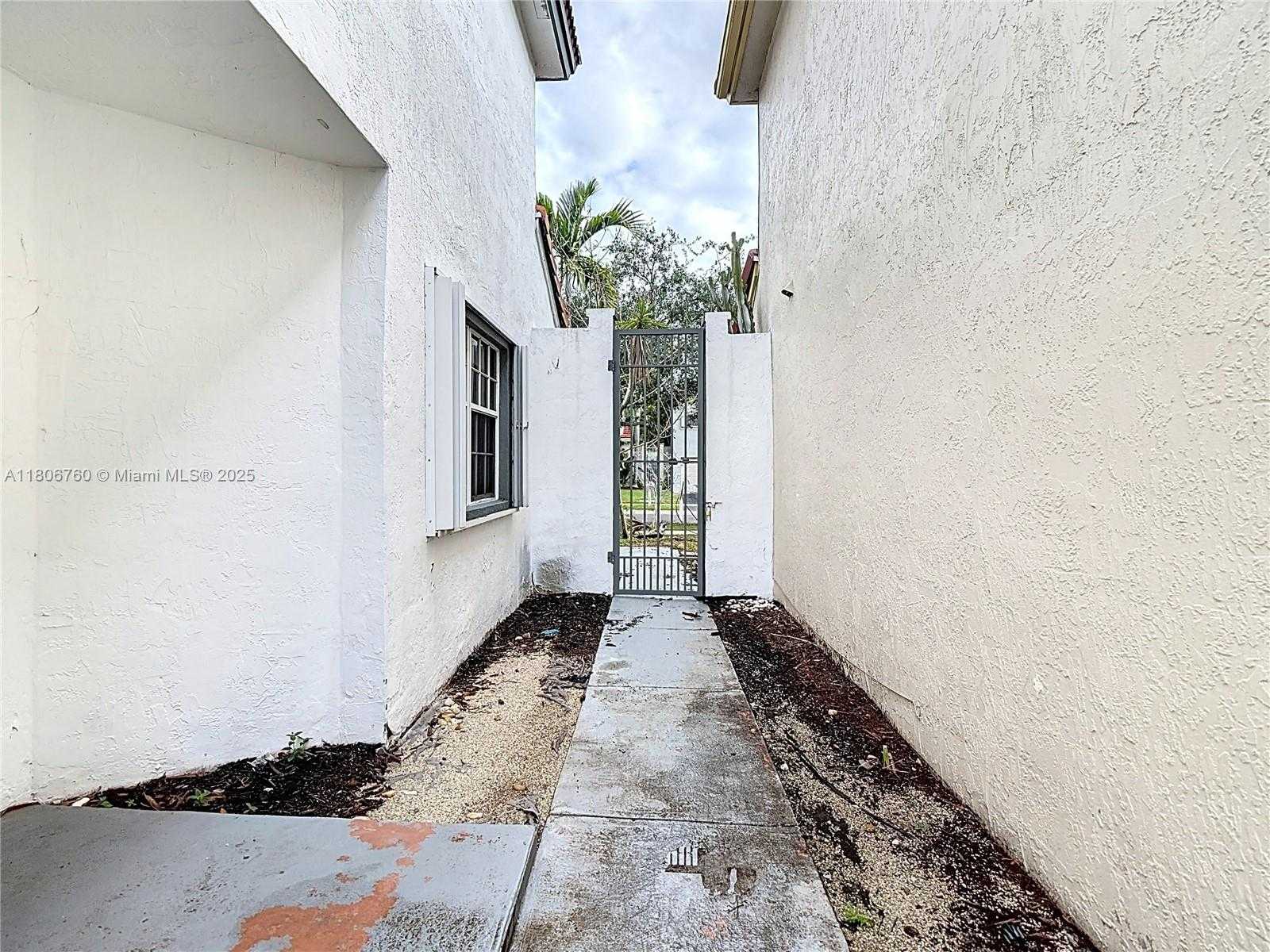 Small Image of 10764 LENOX RD, Cooper City Number 8