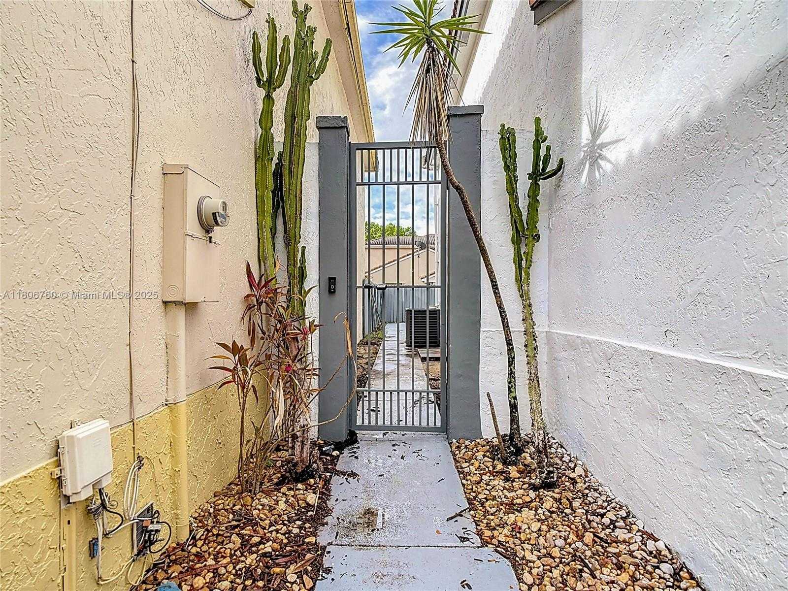Small Image of 10764 LENOX RD, Cooper City Number 9