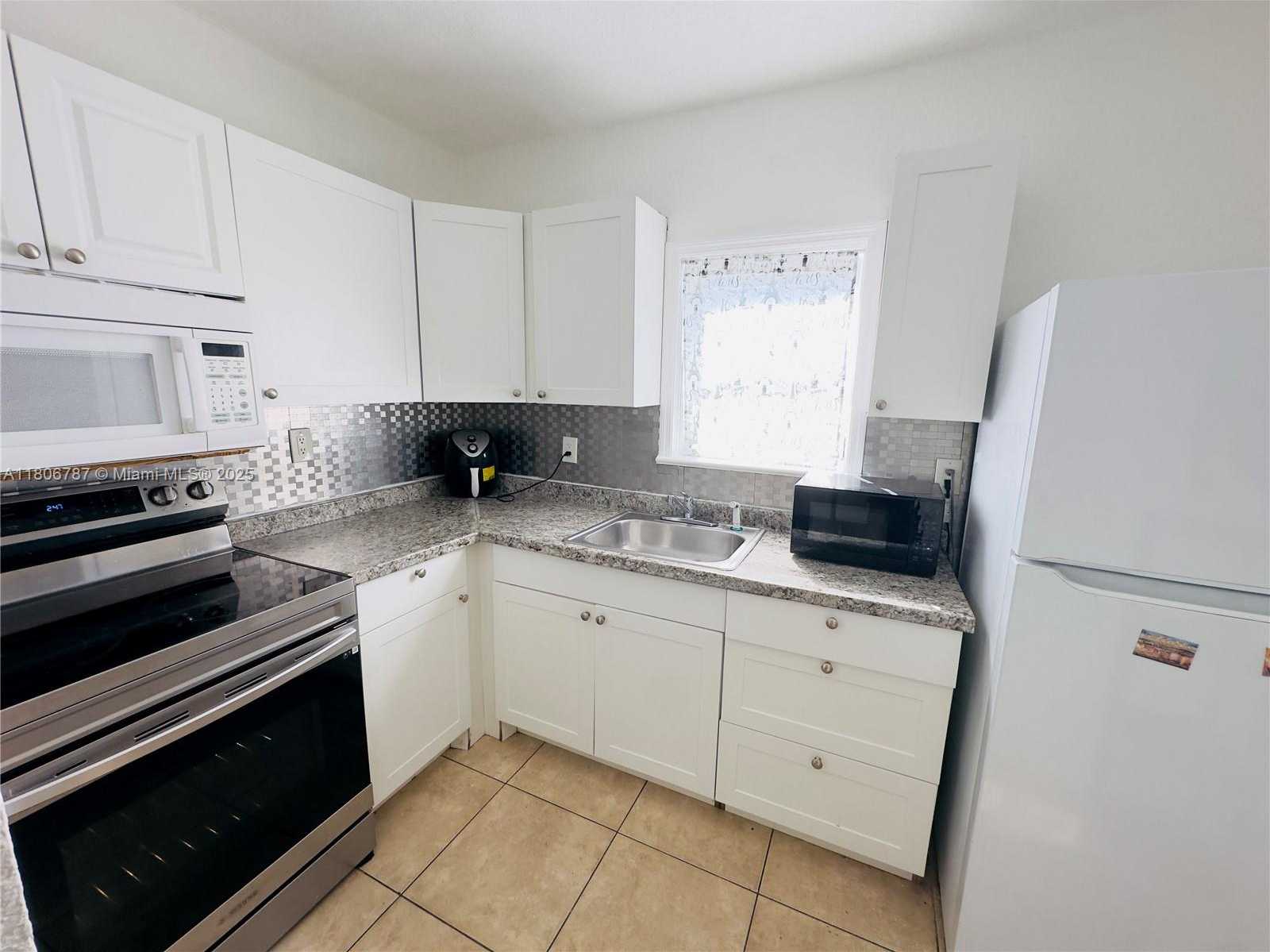 Small Image of 301 NORTH WEST 37TH ST, Miami Number 11