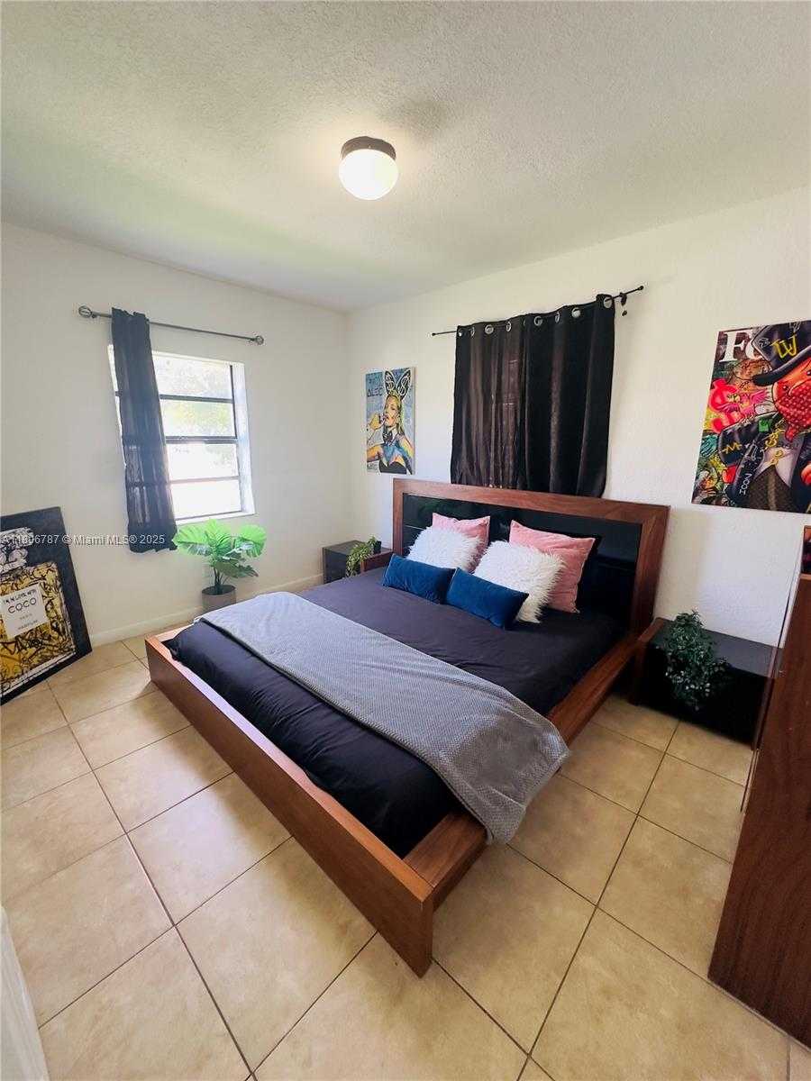 Small Image of 301 NORTH WEST 37TH ST, Miami Number 13