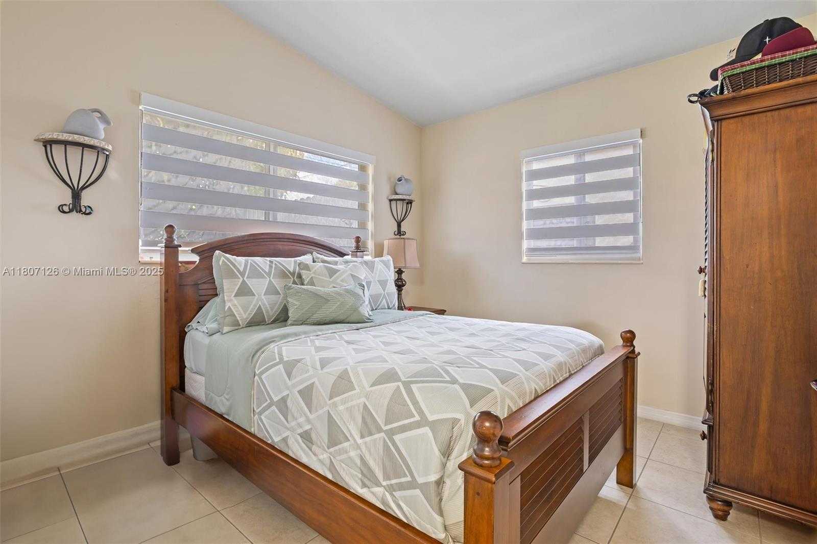 Small Image of 881 NORTH WEST 177TH TER, Miami Gardens Number 10