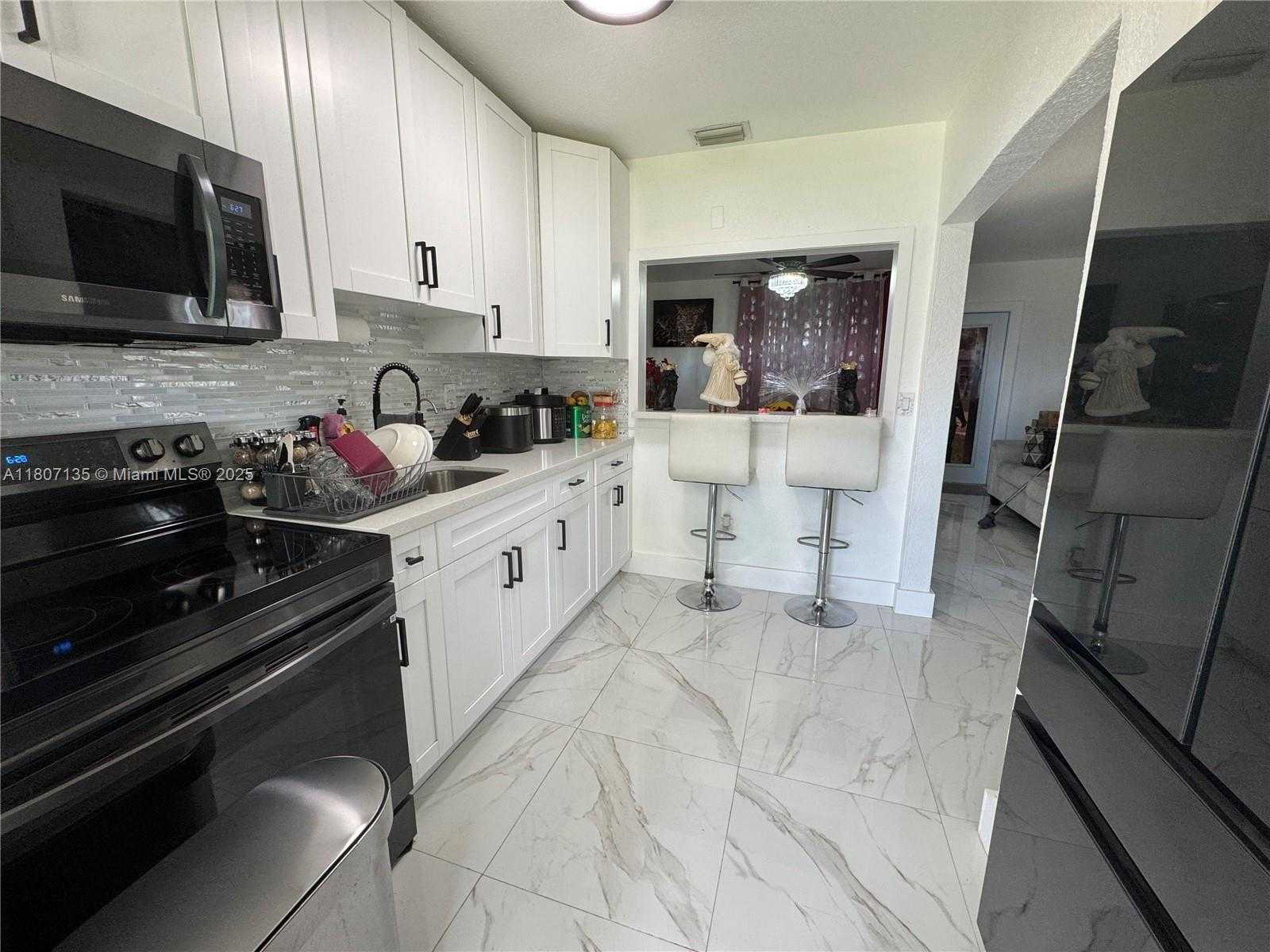 Small Image of 14581 JACKSON ST, Miami Number 6