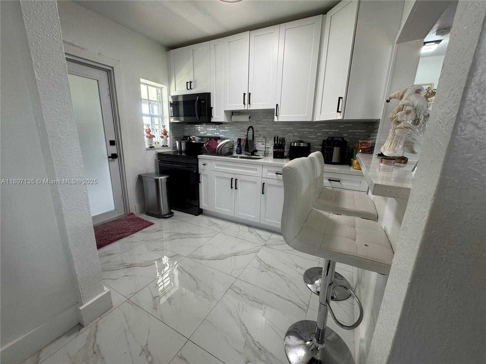 Small Image of 14581 JACKSON ST, Miami Number 7