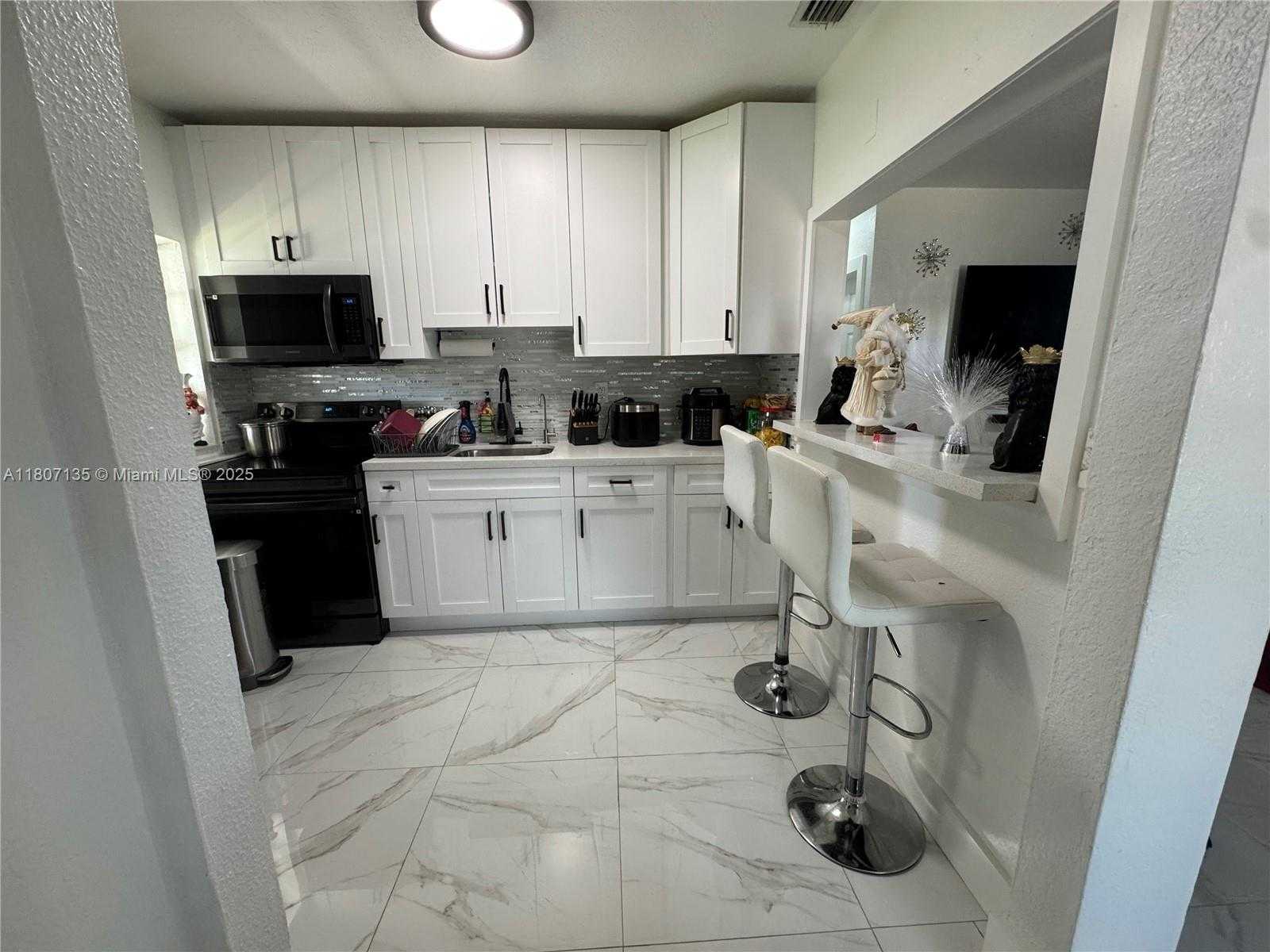 Small Image of 14581 JACKSON ST, Miami Number 8