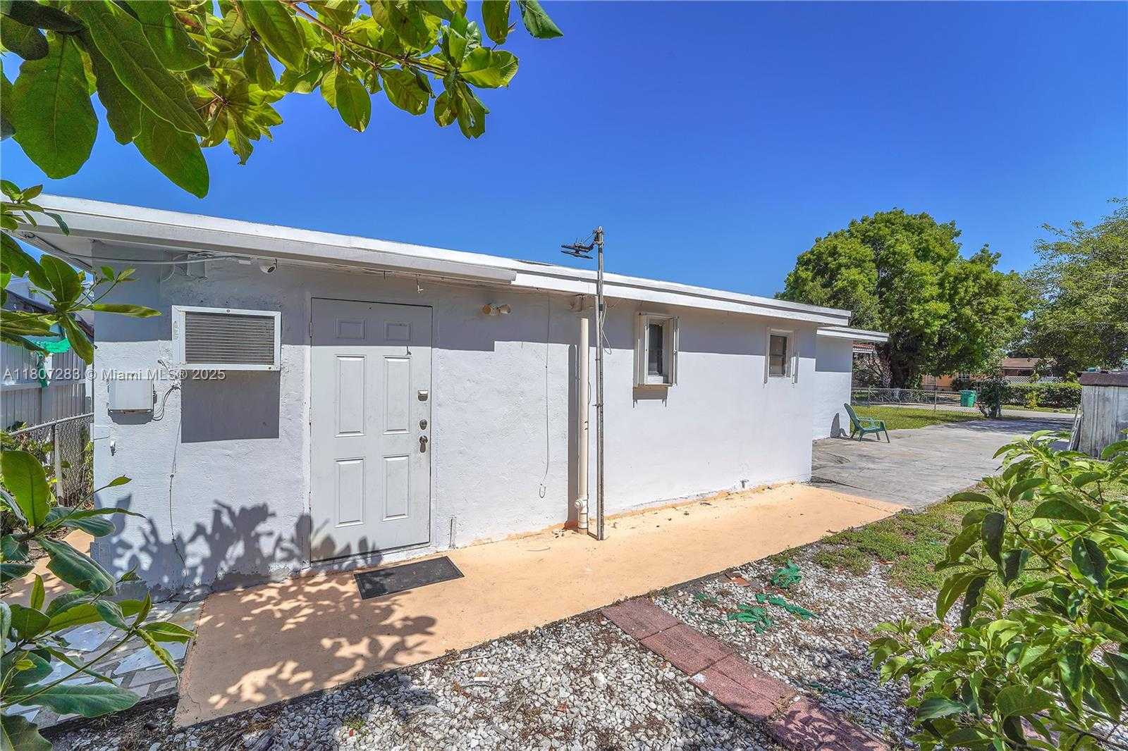 Small Image of 19704 NORTH WEST 48TH CT, Miami Gardens Number 10