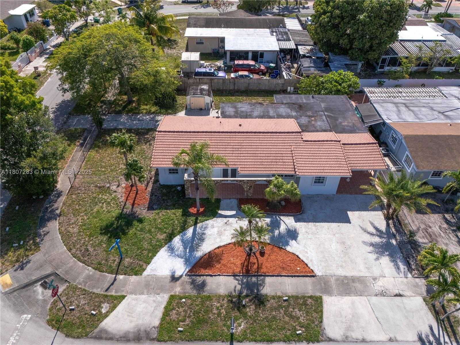 Small Image of 19704 NORTH WEST 48TH CT, Miami Gardens Number 3