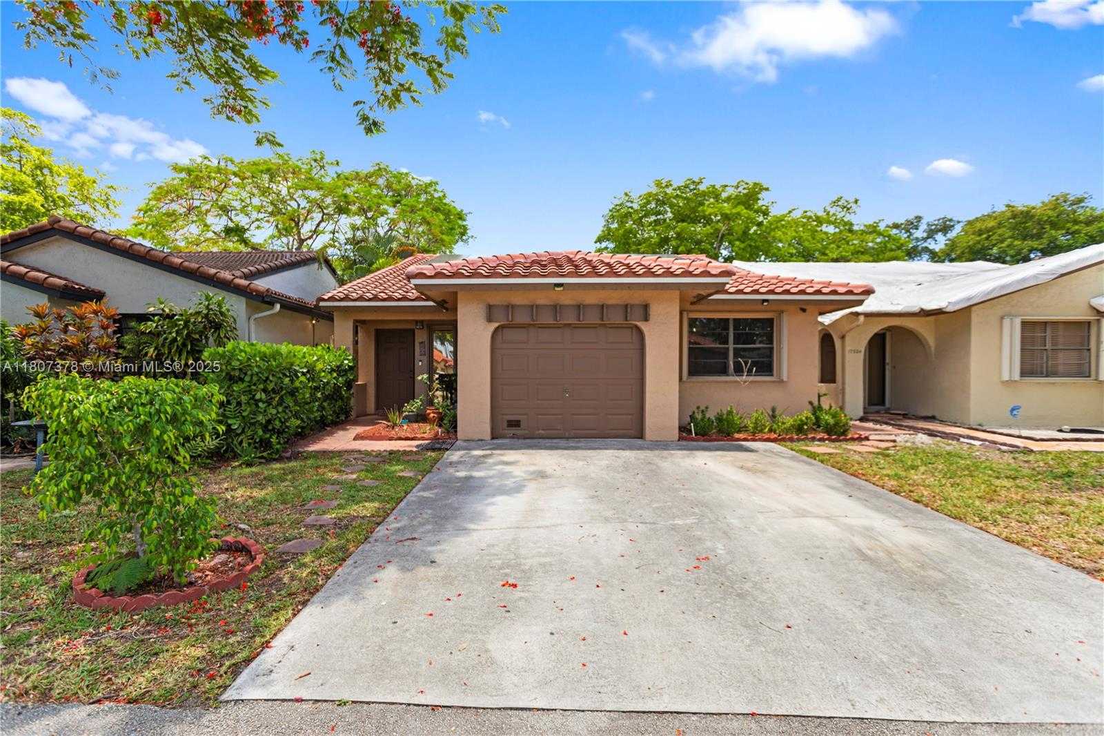 Small Image of 17320 NORTH WEST 66TH PL, Hialeah Number 4
