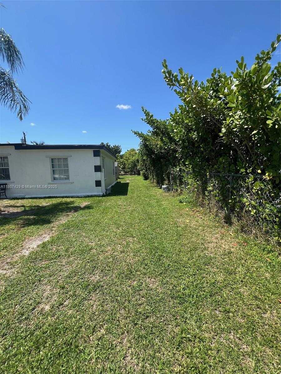Small Image of 15510 LEISURE DR, Homestead Number 24