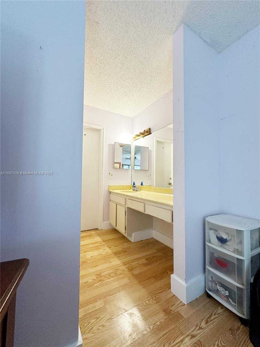 Small Image of 13244 SOUTH WEST 108TH ST CIR, Miami Number 14