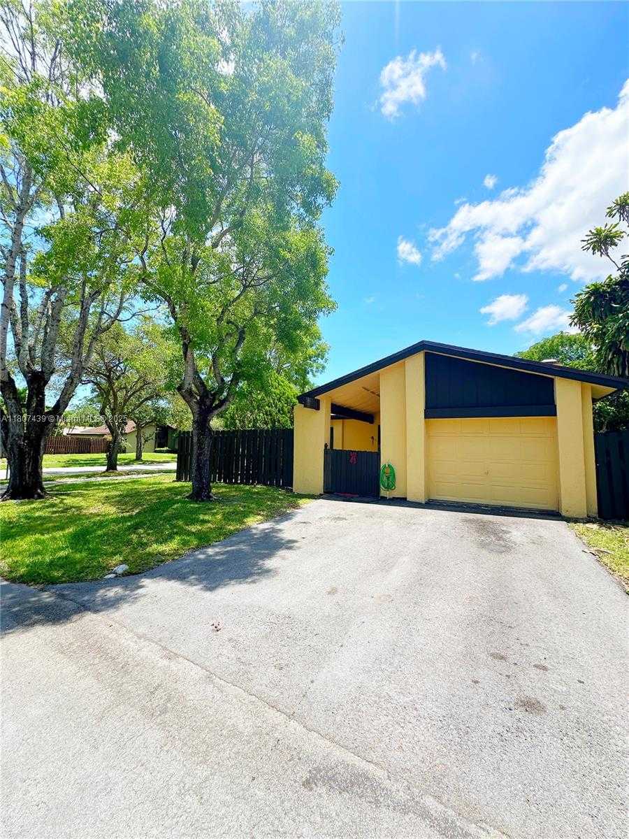 Small Image of 13244 SOUTH WEST 108TH ST CIR, Miami Number 2